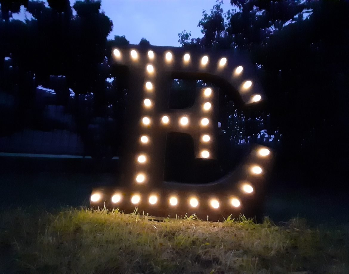 Lettera iniziale “E” luminosa in stile industriale