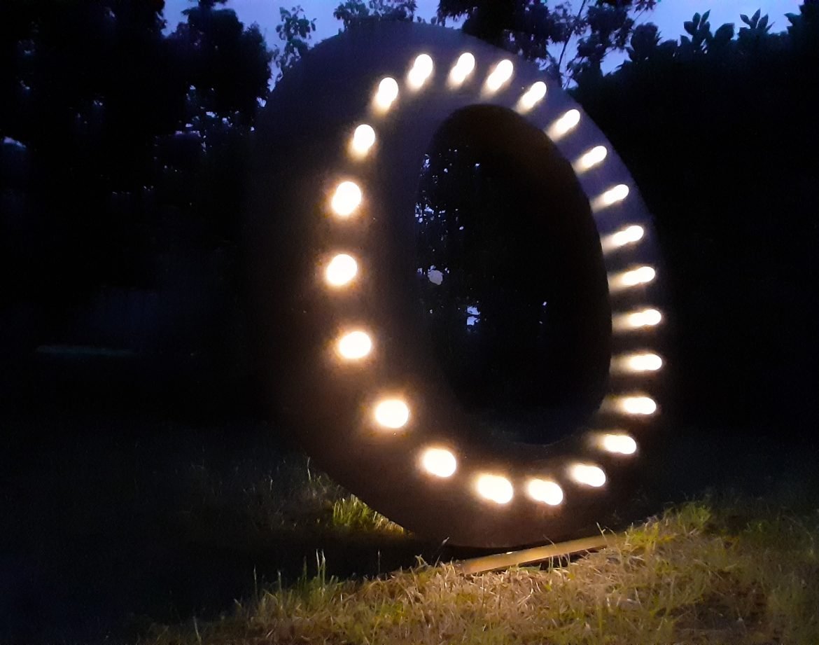Lettera iniziale “O” luminosa in stile industriale