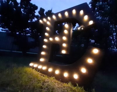 Lettera iniziale “E” luminosa in stile industriale