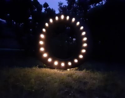 Lettera iniziale “O” luminosa in stile industriale